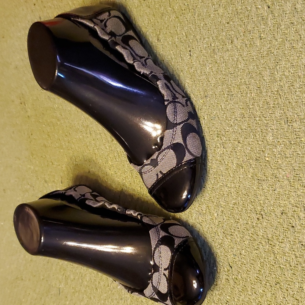 Coach flats black/gray patent leather trim sz 6.5M.  Excellent used